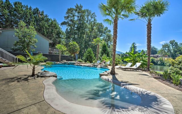 Luxe Getaway w/ Riverfront Views in Grants Pass!