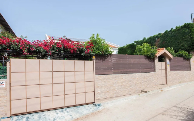 Deluxe 3 Bd House near Lagonisi w Garden