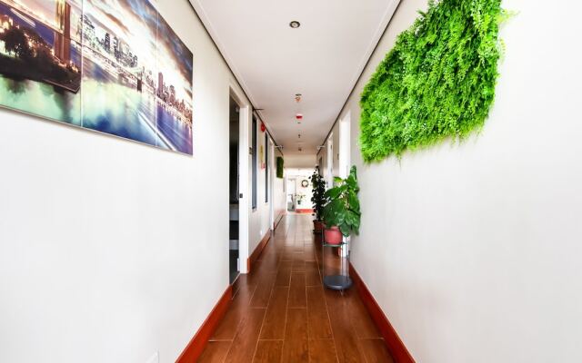 Vaccinated Staff - Capital O 492 Sunset View Ridge Residences