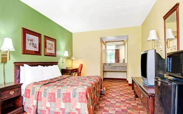 Super 8 by Wyndham Nashville Near Downtown / I-40