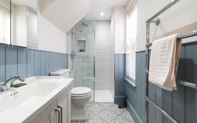 Enfield House - Charming, Modern and Light 4bed