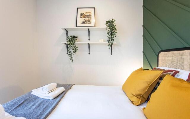 Seaside 1BR Flat w/ AC in Matosinhos by LovelyStay