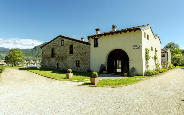 Luxurious Holiday Home in Salò with Swimming Pool