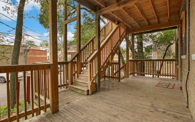 3BR Comfy Apt in Logan Square