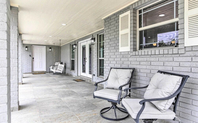 Patio & Grill: Spacious Gem Near Gulf Coast!