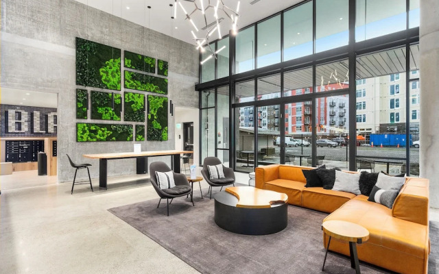 Posh Lofty Pad in Central Redmond