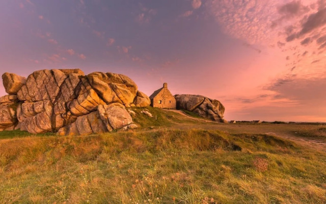Pretty new House With Small sea View
