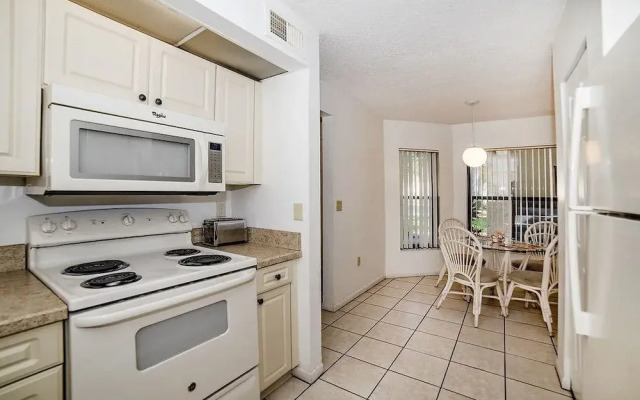 Shorewalk lakeview condo close to IMG