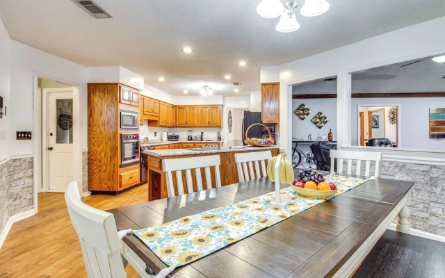 Pool + Gameroom: Family Fun Retreat in Hinesville!