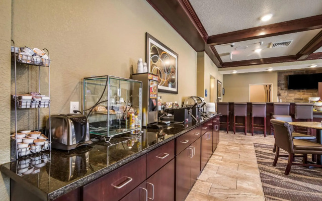Cobblestone Hotel & Suites - Victor