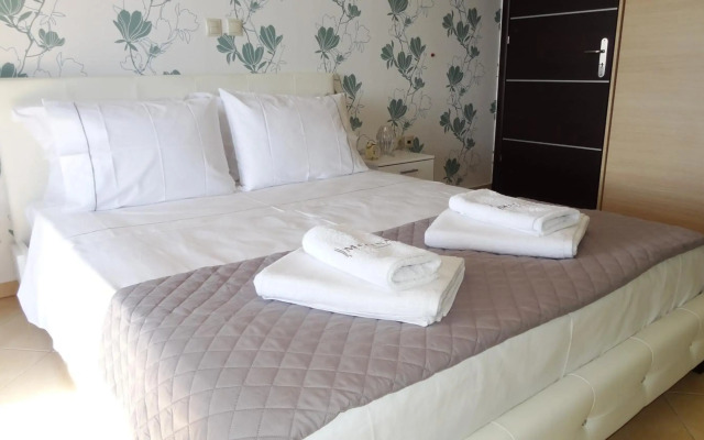 Melina Apartments Pool View