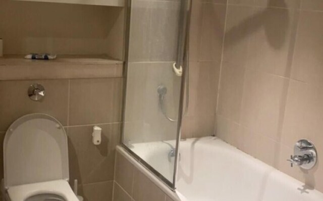 Lovely 1-bed Apartment Canary Wharf in London