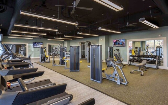 Luxe 1BR Condo in Downtown Area