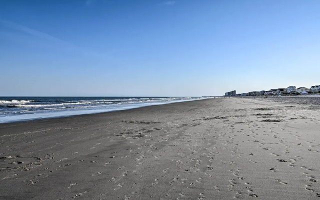 Couples Retreat w/ Balcony in Surfside Beach!
