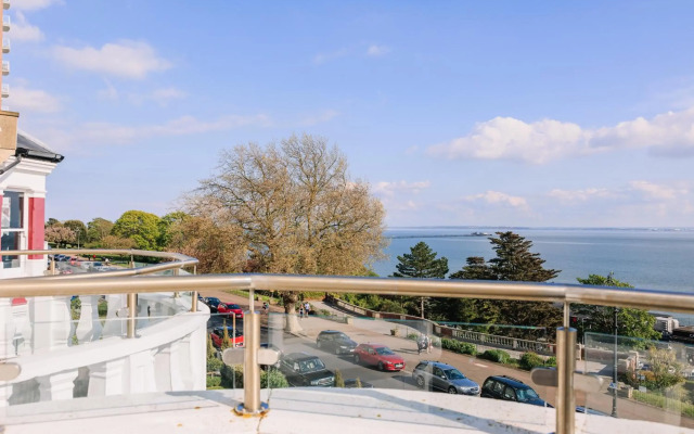Muthu Westcliff Hotel (Near London Southend Airport)