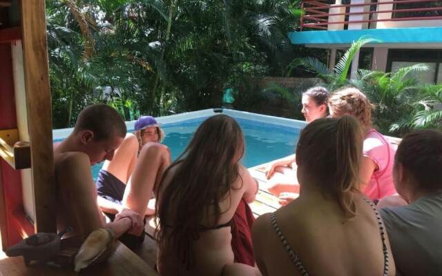 Burnt Toast Surf Camp - Hostel