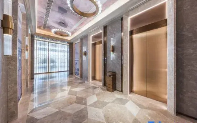 Mercure Hotel Xinyang Baopeng Square