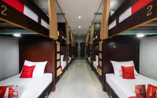 RedDoorz Hostel near Trans Studio Mall