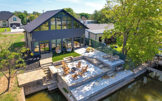 Waterfront Granbury Home w/ Electric Fireplace!