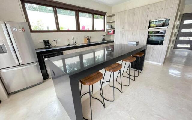 Luxury House Tomanoa - 10pers - 4rooms - Pool - HotJacuzzi - Speed Wifi -waterfall