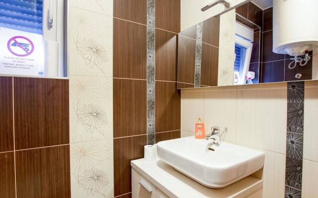 Lovely Apartment in Novalja with Patio near Sea Beach