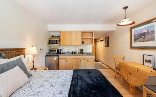 Four Oclock Lodge B06