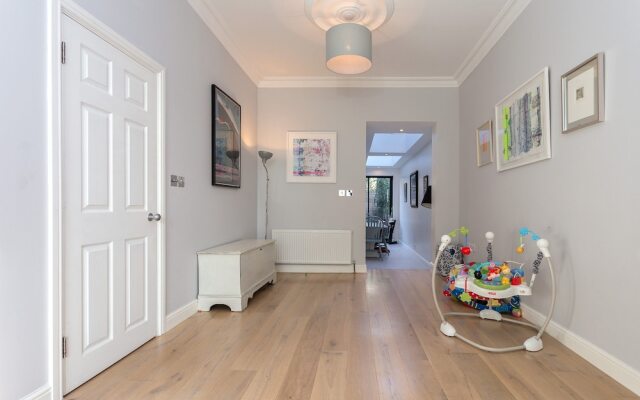 4 Bedroom Family House Near Shepherd's Bush
