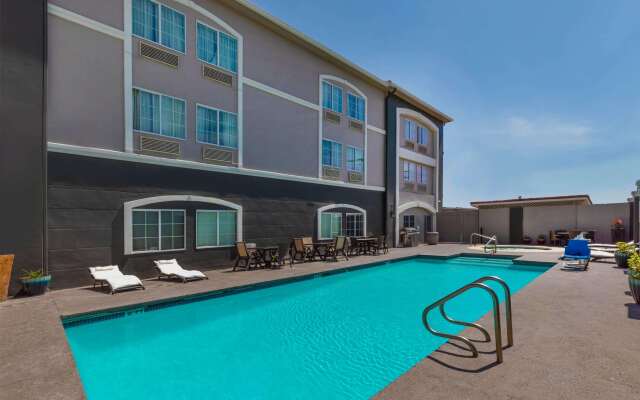 La Quinta Inn & Suites by Wyndham Laredo Airport