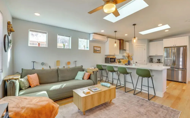 4 Mi to Dtwn Phx: Couples Escape w/ Shared Patio