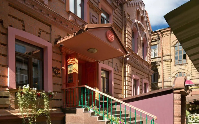 Hotel 19