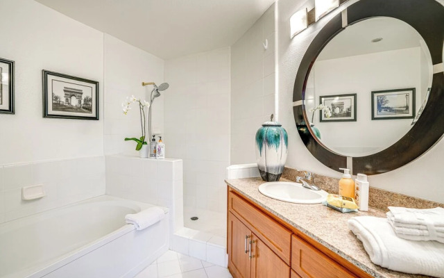 Luxe Condo w/ Private Patio & Perks in Emeryville!