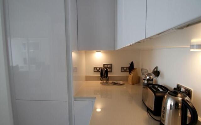 Lincoln Plaza One-Bedroom Apartments