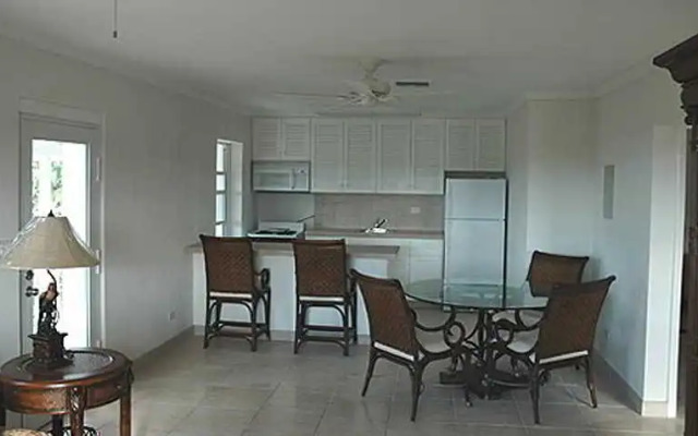 Hut Pointe Inn