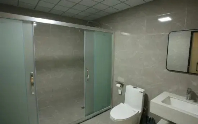 Qionghai Yefeng Business Hotel (Yinhai Road Wanquanhe Branch)