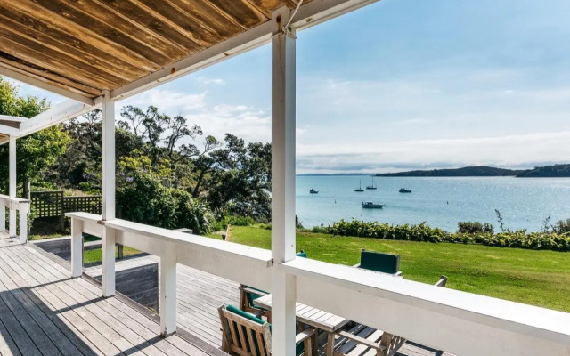 Peaceful Picnic Bay - Surfdale Holiday Home