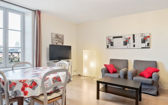 Modern & Spacious Apartment in Downtown Bayeux
