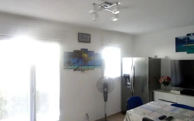 Apartment With 2 Bedrooms in Villeneuve-lès-avignon, With Pool Access,