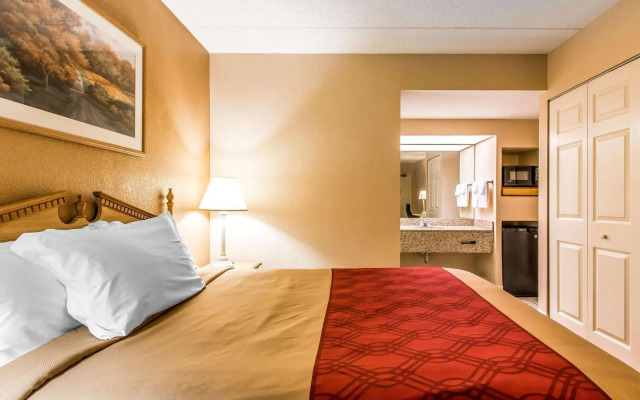 Econo Lodge Inn & Suites