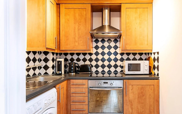 Chic Gunter Grove Flat - London Retreat