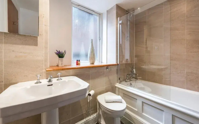 2-bedroom Spacious Apartment in the Heart of Covent Garden, London