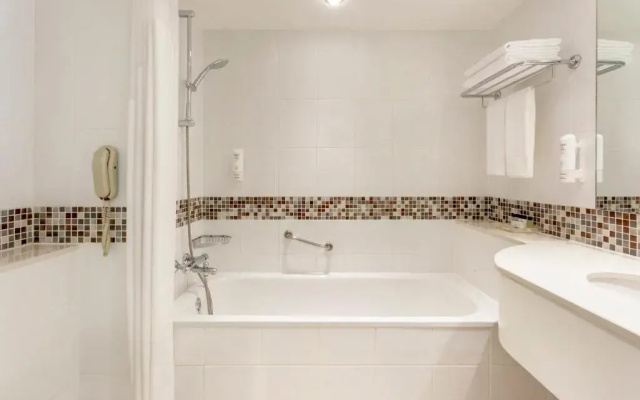 Holiday Inn London Brentford Lock by IHG