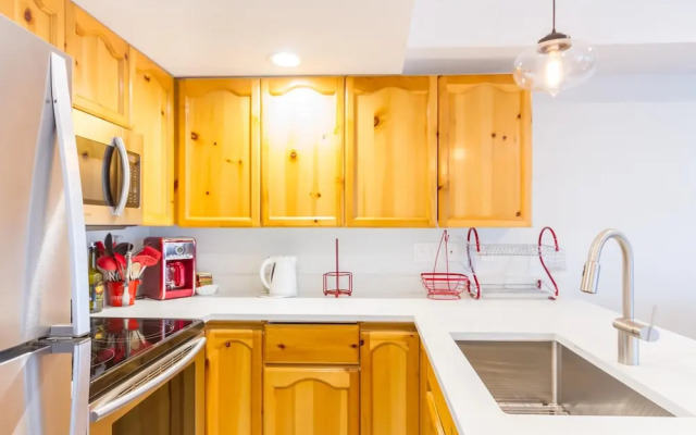 Fabulous Location Private Hot Tub, NO Car Needed, Sleeps 8