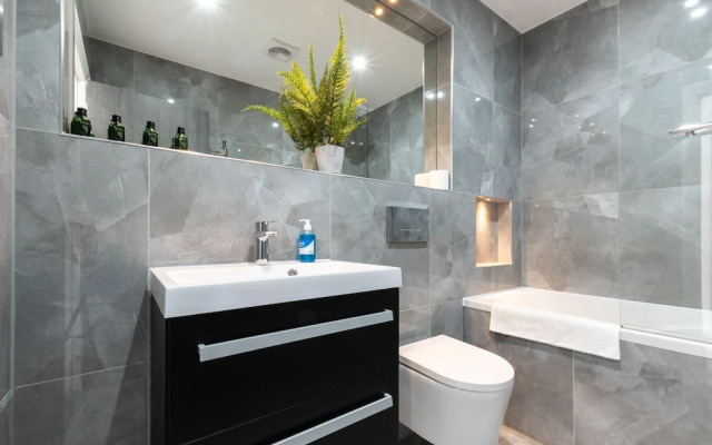 Luxurious 1 Bed Apartment - Free Wifi and Parking
