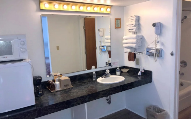 Budget Host Cloverland Motel
