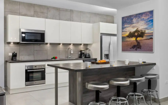 Modern 3br2ba 24 7 Security Pools Restaurant