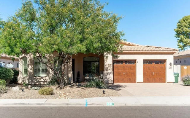 Minnezona Elegant Home w Poolside Retreat