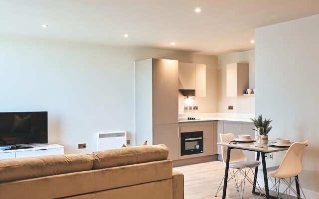 Seven Living Bracknell - Free Parking on Site