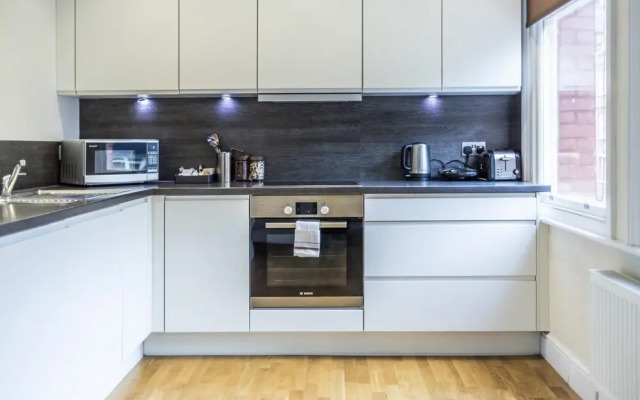 Bright 3 Bedroom Apartment in Hammersmith