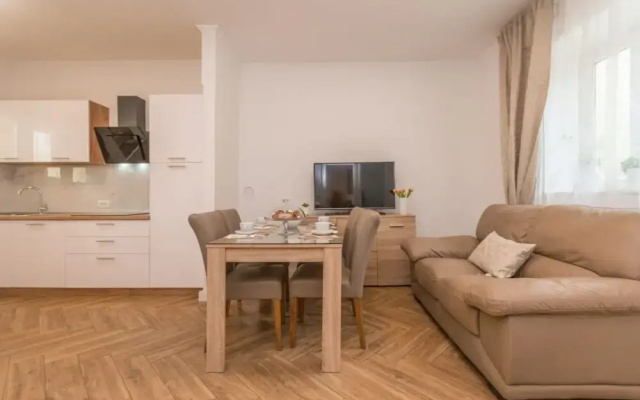 Teresa - Great Location & Parking - A1