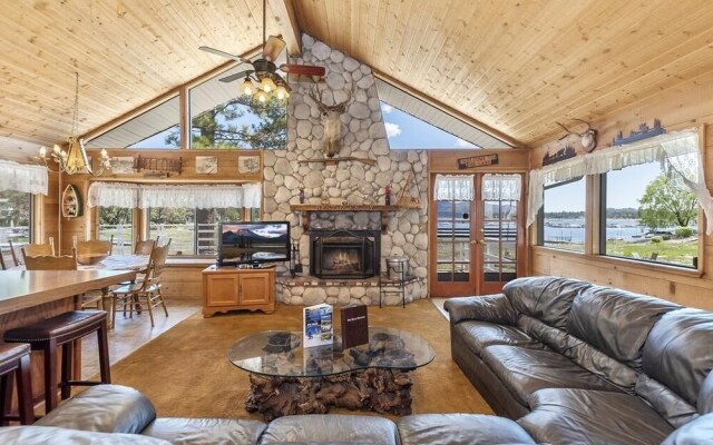 012 - Lakefront Chalet